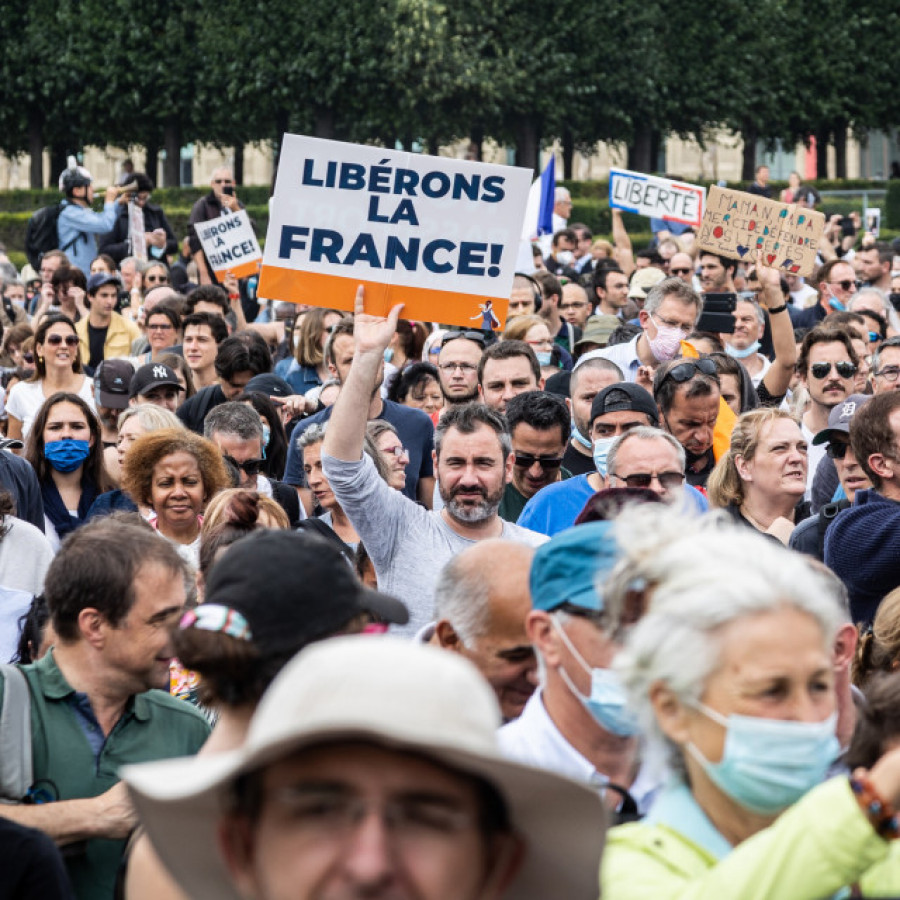 En Francia reclaman ‘liberté’ para  poder contagiarse