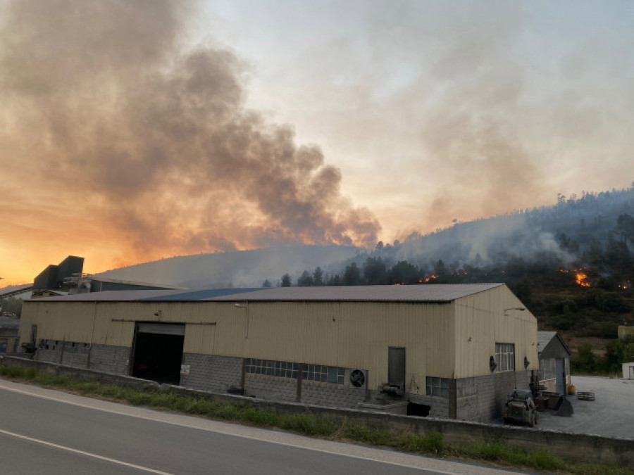 Desplegados siete medios aéreos del Ministerio en el incendio de Carballeda de Valdeorras
