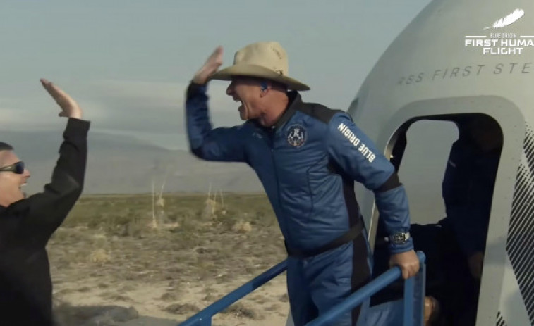 Jeff Bezos vuelve a la Tierra tras alcanzar el espacio en el cohete de Blue Origin