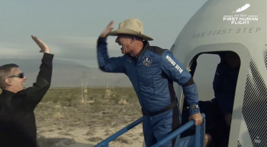 Jeff Bezos vuelve a la Tierra tras alcanzar el espacio en el cohete de Blue Origin