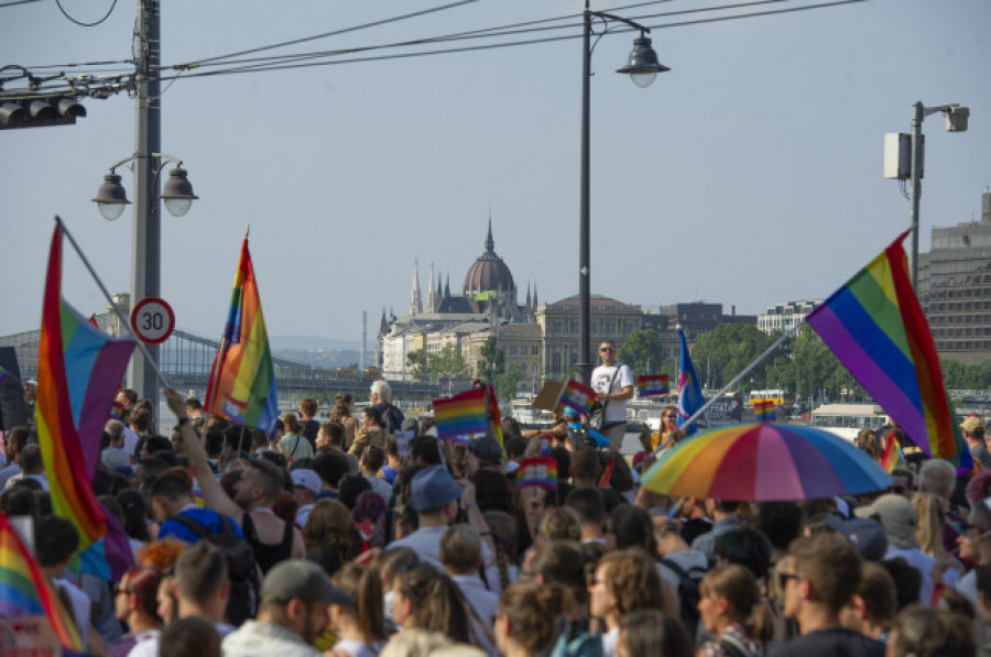 Miles de húngaros se suman a la marcha LGBT+ y contra la ley de Viktor Orbán en Budapest