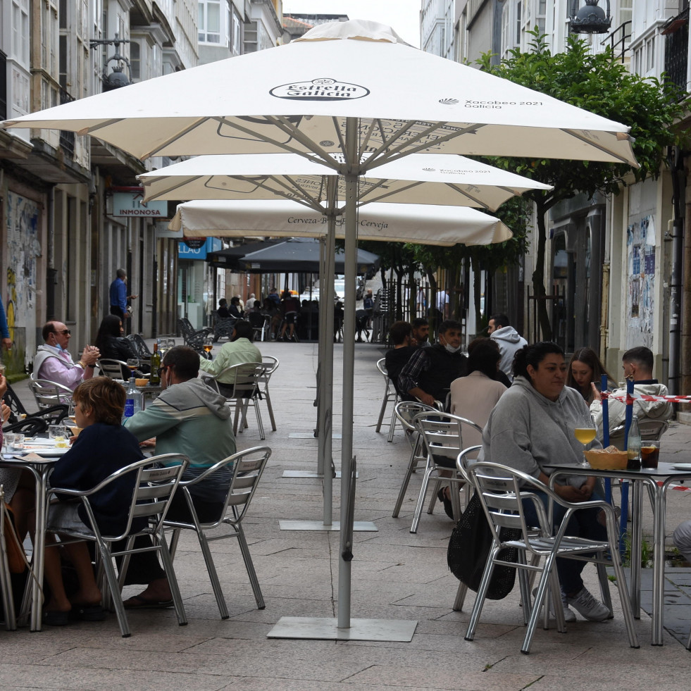 Aumento de turistas y vecinos de vacaciones supone un incremento en la demanda de profesionales en la hostelería  E.c.