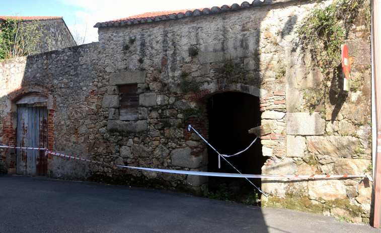 Arranca la rehabilitación del antiguo molino de Xuvia con la firma del acta de replanteo