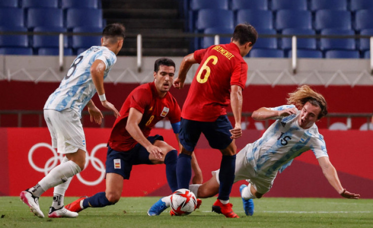España sobrevive en el alambre en fútbol con un empate ante Argentina