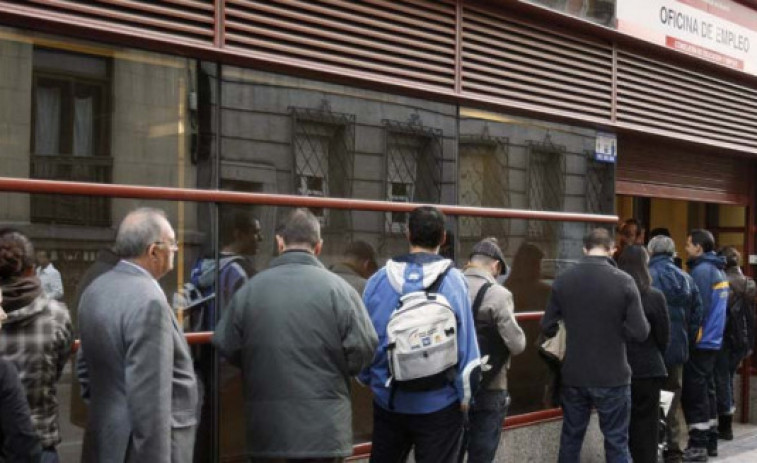 Casi cinco millones de españoles en riesgo de pobreza no se van de vacaciones