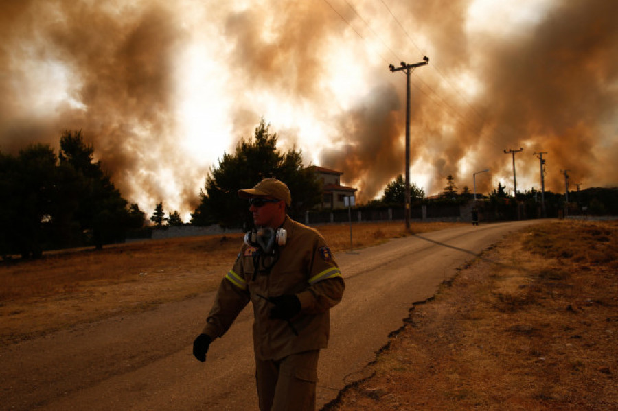 Grecia se quema mientras la ola de calor extrema sigue azotando el país