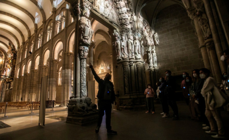 El Pórtico de la Gloria se llena de luz para las visitas nocturnas de la Catedral de Santiago
