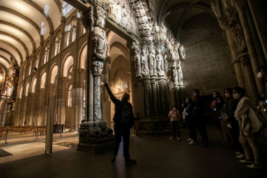 El Pórtico de la Gloria se llena de luz para las visitas nocturnas de la Catedral de Santiago