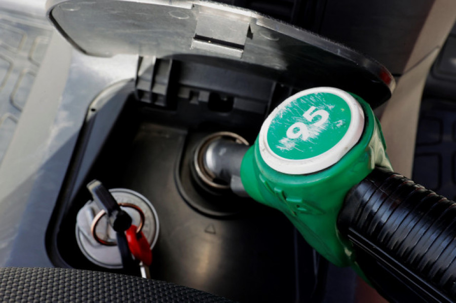 La gasolina y el gasóleo siguen cayendo y se sitúan en mínimos desde abril