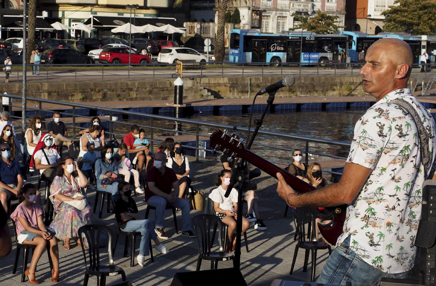 El fin de semana de fiestas comienza con gran éxito de público a las actuaciones