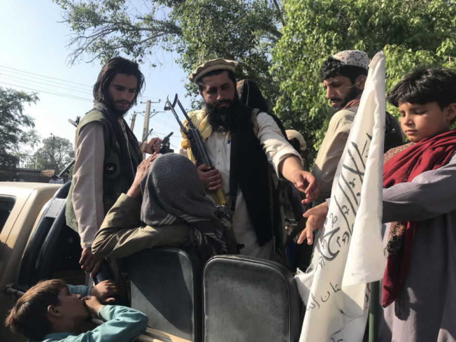 Los talibanes entran en Kabul y el presidente Ashraf Ghani abandona Afganistán