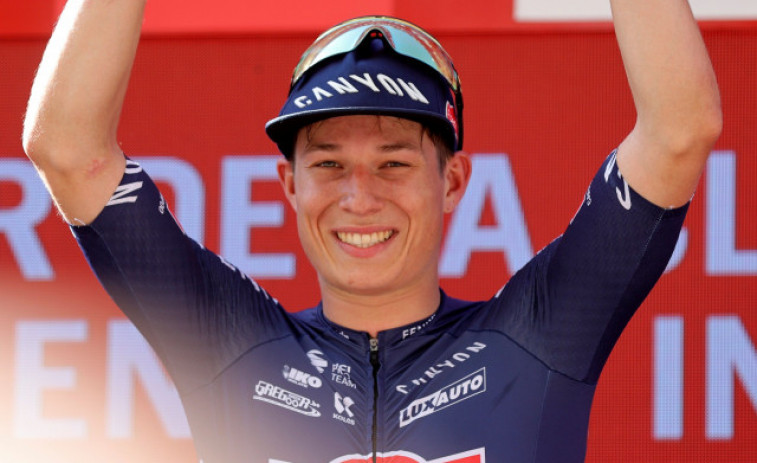 Jasper Philipsen, un obús en el primer esprint de la Vuelta, en la que Primoz Roglic sigue líder