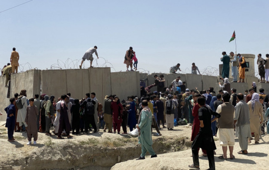 El caos se apodera del aeropuerto de Kabul, con intentos desesperados para salir