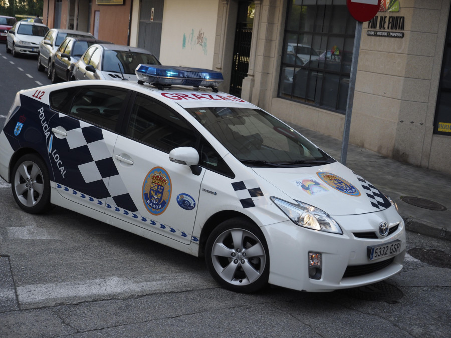 Investigan la aparición de un coche en llamas en Ferrol