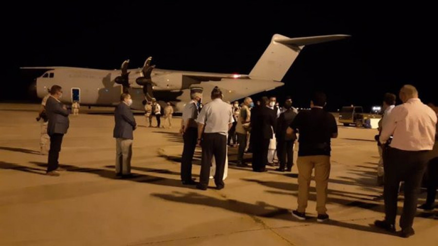 Llega a Madrid el primer avión con los españoles y colaboradores afganos repatriados de Afganistán