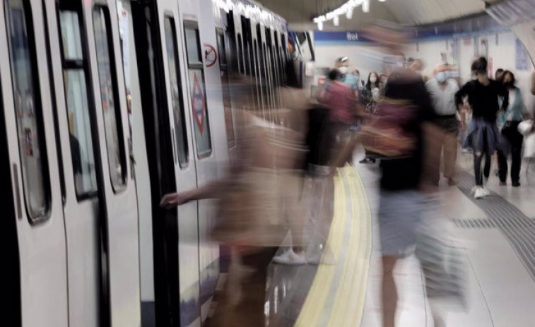 Un grupode chavales apalea y roba a un joven en el Metro de Madrid y sube el vídeo a las redes sociales