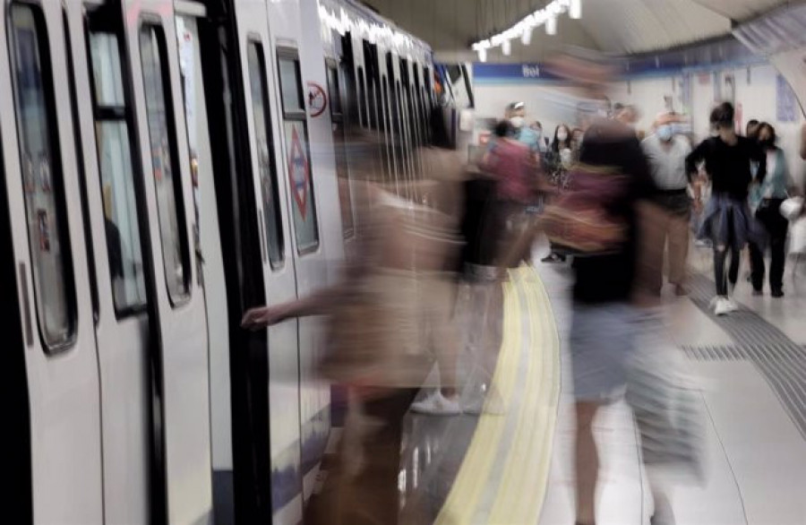 Un grupode chavales apalea y roba a un joven en el Metro de Madrid y sube el vídeo a las redes sociales