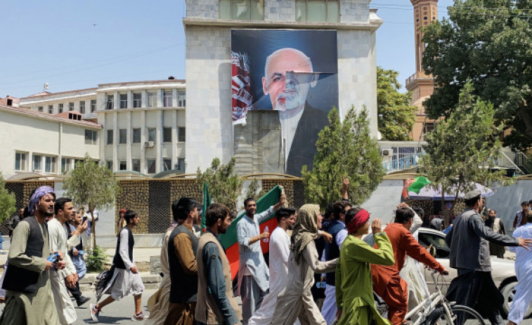 El hermano del expresidente afgano Ashraf Ghani jura lealtad a los talibán