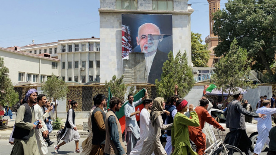 El hermano del expresidente afgano Ashraf Ghani jura lealtad a los talibán