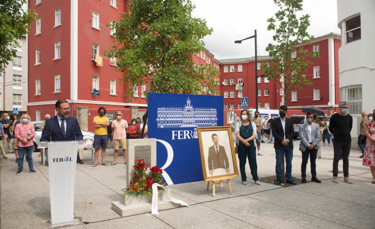 Miramontes ya tiene su retrato en el salón de plenos y su plaza en el barrio de Canido