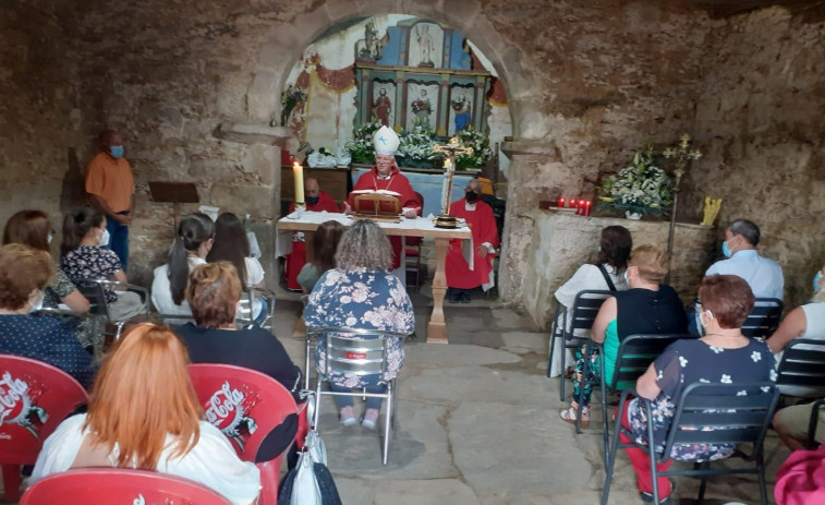 La aldea de Queixeiro recupera el culto en la capilla de San Bartolomé
