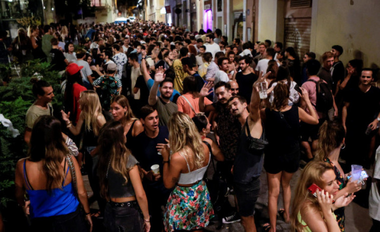 Desalojadas 5.500 personas en Barcelona en la última noche de las fiestas del barrio de Gràcia