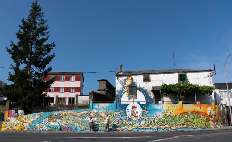 2Duendes concluye el pintado del mural de bienvenida del concello de San Sadurniño