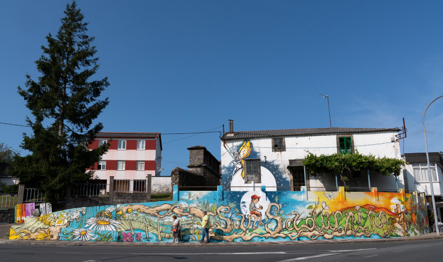 2Duendes concluye el pintado del mural de bienvenida del concello de San Sadurniño