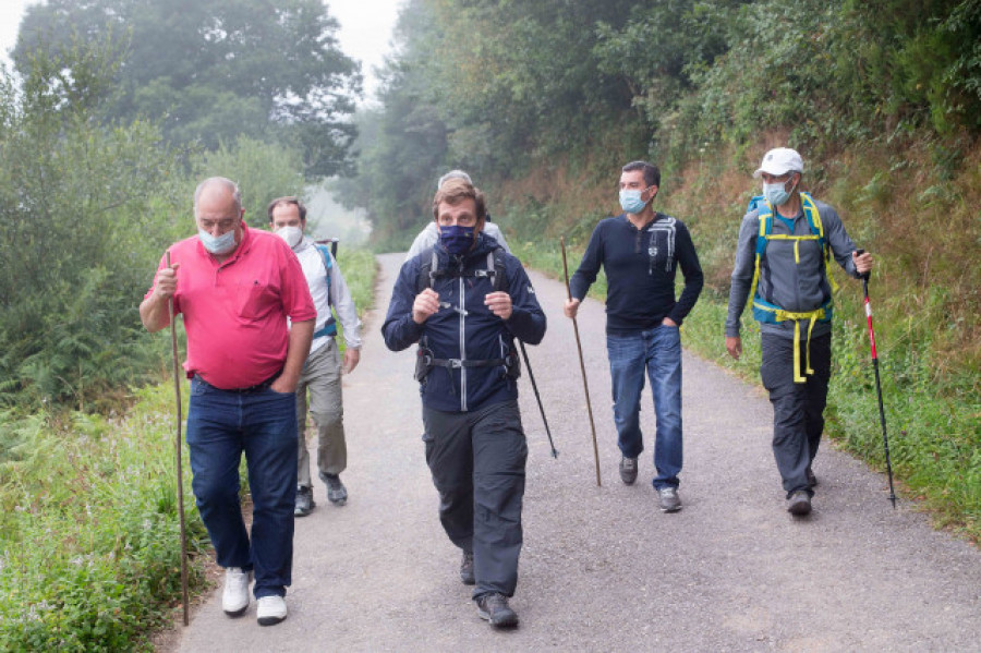 Martínez Almeida comienza en Galicia el Camino Primitivo desde Baleira