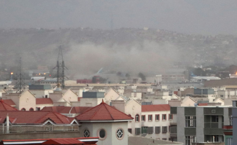 Un centenar de muertos tras dos explosiones fuera del aeropuerto de Kabul