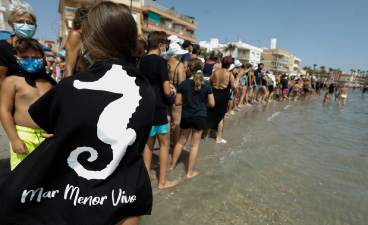 Miles de personas dan un abrazo simbólico al Mar Menor, de luto por la fauna muerta
