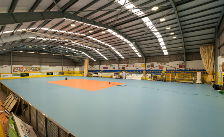San Sadurniño instala una superficie homologada para alta competición en el polideportivo
