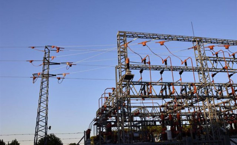 El precio de luz vuelve a batir un récord este lunes y alcanza los 124,45 euros/MWh