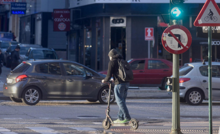 Denunciado un joven que conducía un patinete eléctrico desnudo y ebrio por el caso histórico de Pontevedra