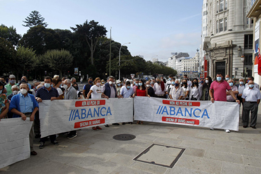 Varios centenares de personas se manifiestan en A Coruña contra el cierre de oficinas de Abanca en el rural