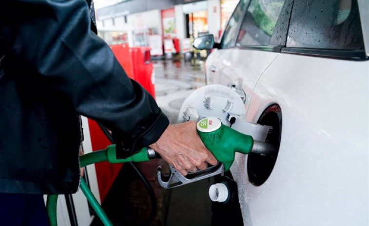 El precio de los carburantes cae por tercera semana consecutiva, pero es un 21% más caro que hace un año