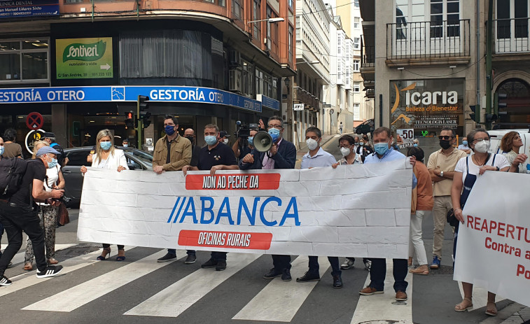 Vecinos de Fene y Cerdido se manifiestan en A Coruña contra el cierre de oficinas bancarias