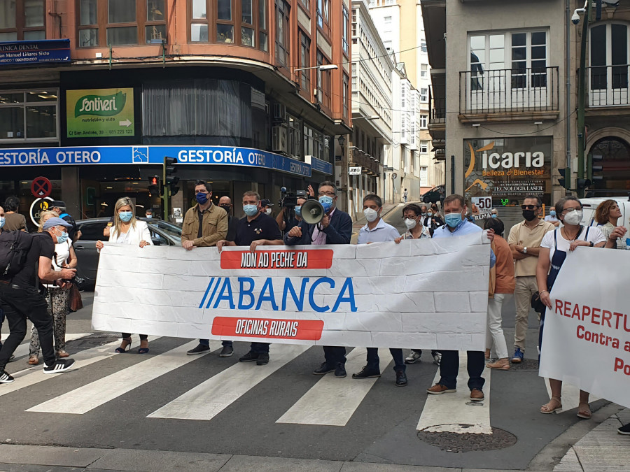 Vecinos de Fene y Cerdido se manifiestan en A Coruña contra el cierre de oficinas bancarias