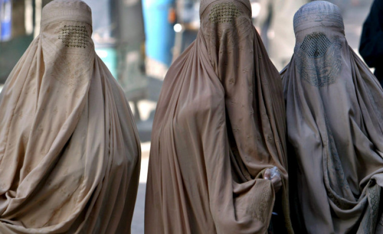 El burka, la casa y el gobierno: Las tres prisiones de la mujer afgana