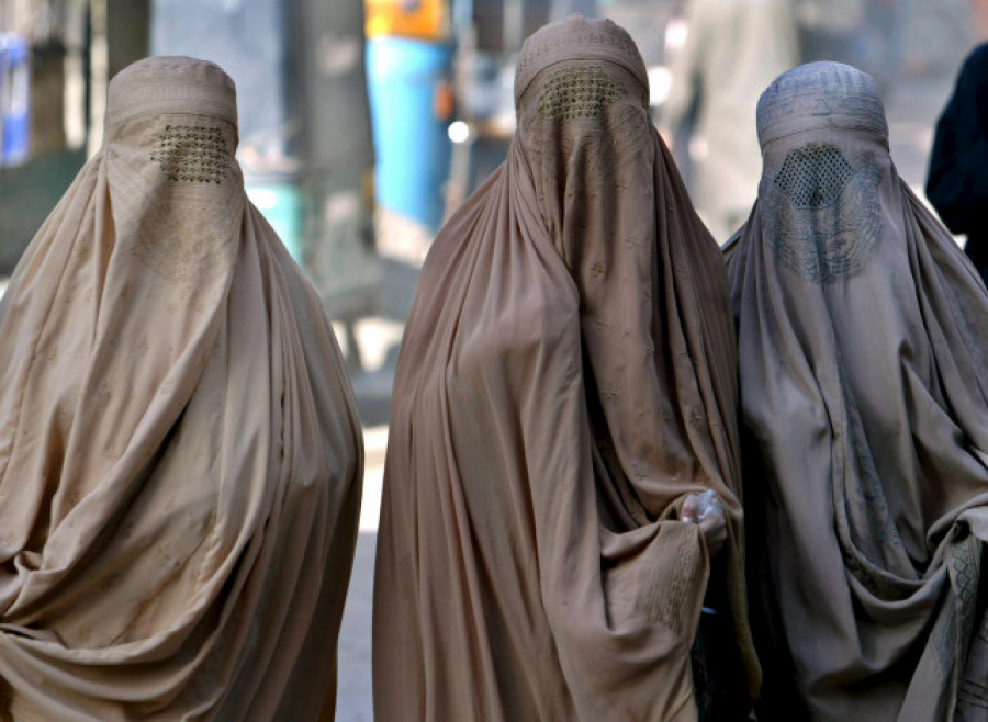El burka, la casa y el gobierno: Las tres prisiones de la mujer afgana
