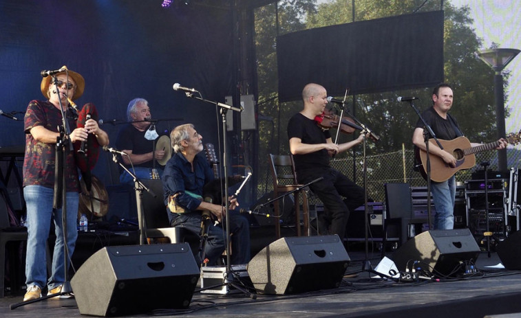 La música de Milladoiro puso ayer el broche final a una nueva cita con la Festa do Pan de Neda