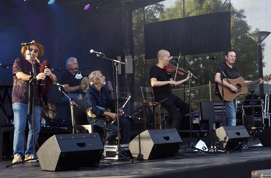 La música de Milladoiro puso ayer el broche final a una nueva cita con la Festa do Pan de Neda