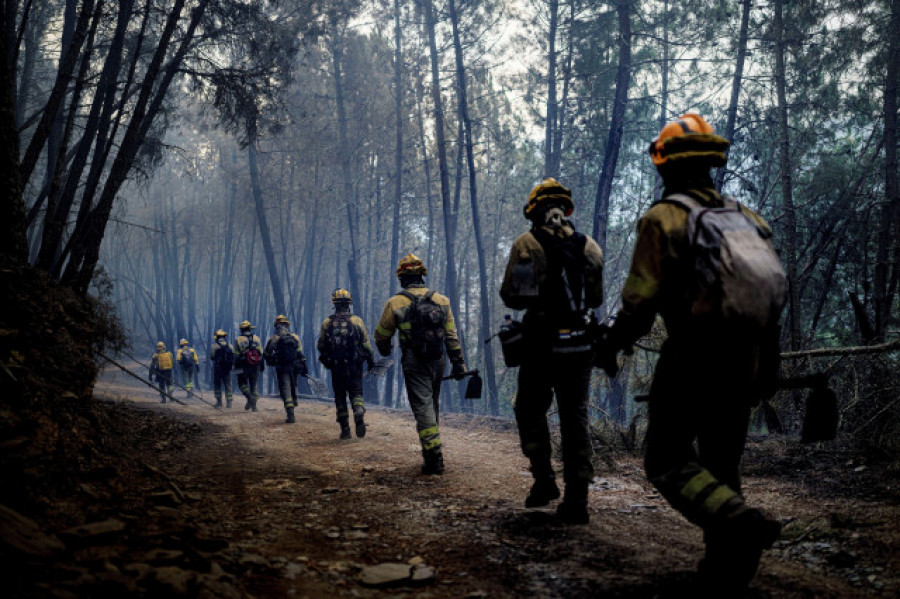 El incendio de Ribas de Sil podría "disminuir el impacto" si el viento "no empeora"