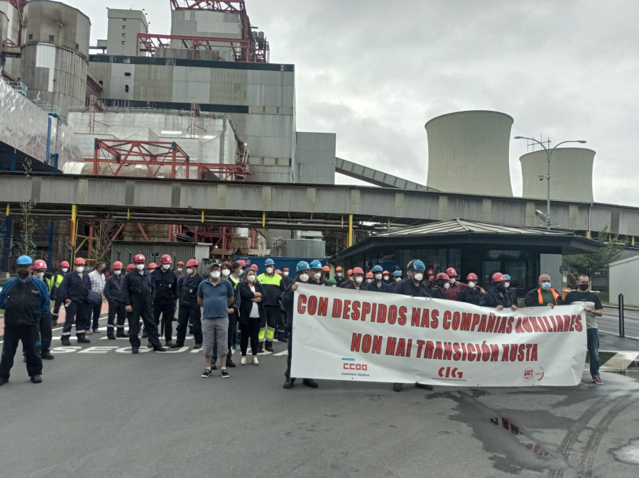 A industria auxiliar protesta ás portas da central térmica pola destrución de empregos