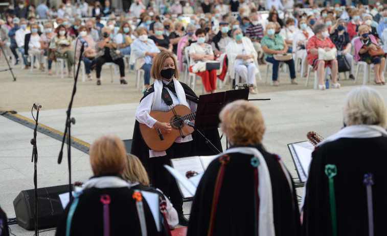 La música de las rondallas tomó las calles para celebrar las Pepitas en una jornada veraniega