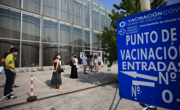 Sanidade confirma la inoculación de tercera dosis al grupo de 70-79 años en recintos masivos desde mediados de noviembre