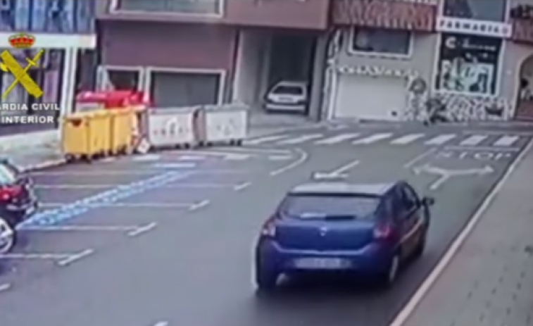 Un guardia civil intercepta un carrito de bebé cuesta abajo y sin frenos en Rianxo