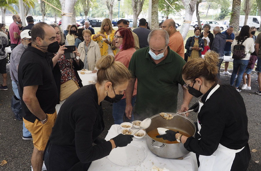 Barallobre se convierte en el centro de degustación y promoción de la almeja