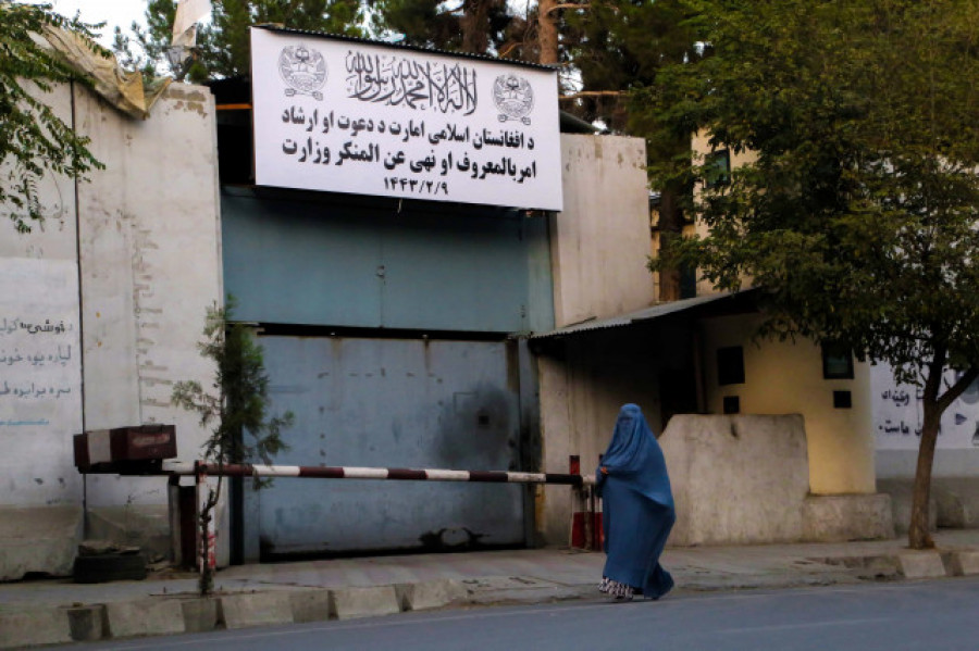 Indignación contra los talibanes por impedir a las niñas volver al colegio