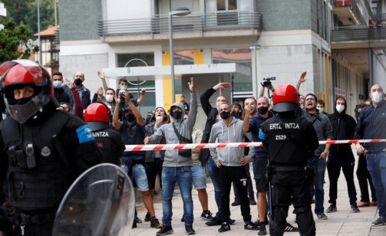 Tensión y cargas policiales tras el acto de Vox en apoyo a las víctimas de Parot